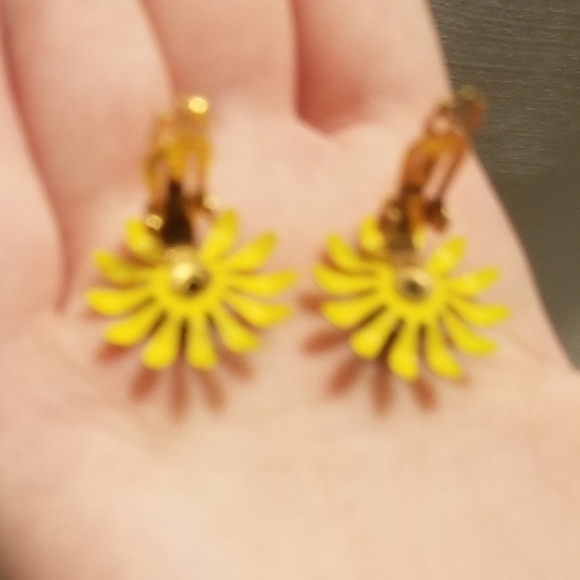Cheery vtg clip earring/ brooch set w yellow flowers - Picture 6 of 7